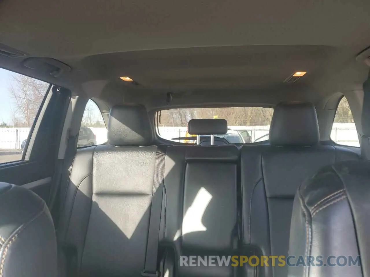 10 Photograph of a damaged car 5TDJZRFH7KS734727 TOYOTA HIGHLANDER 2019
