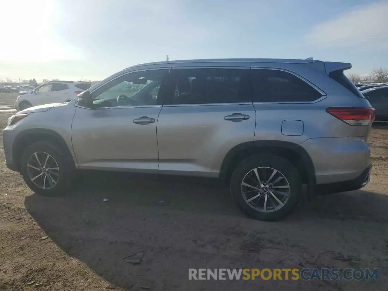 2 Photograph of a damaged car 5TDJZRFH7KS734727 TOYOTA HIGHLANDER 2019