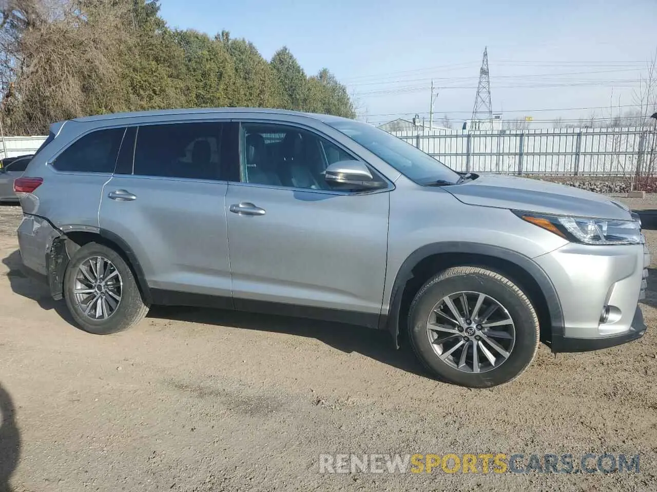 4 Photograph of a damaged car 5TDJZRFH7KS734727 TOYOTA HIGHLANDER 2019