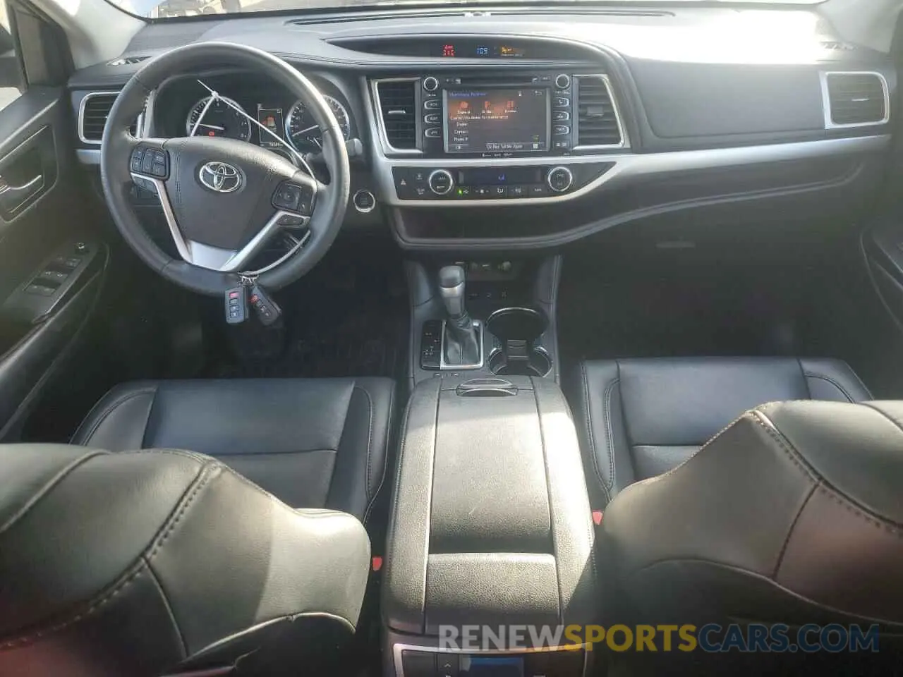 8 Photograph of a damaged car 5TDJZRFH7KS734727 TOYOTA HIGHLANDER 2019