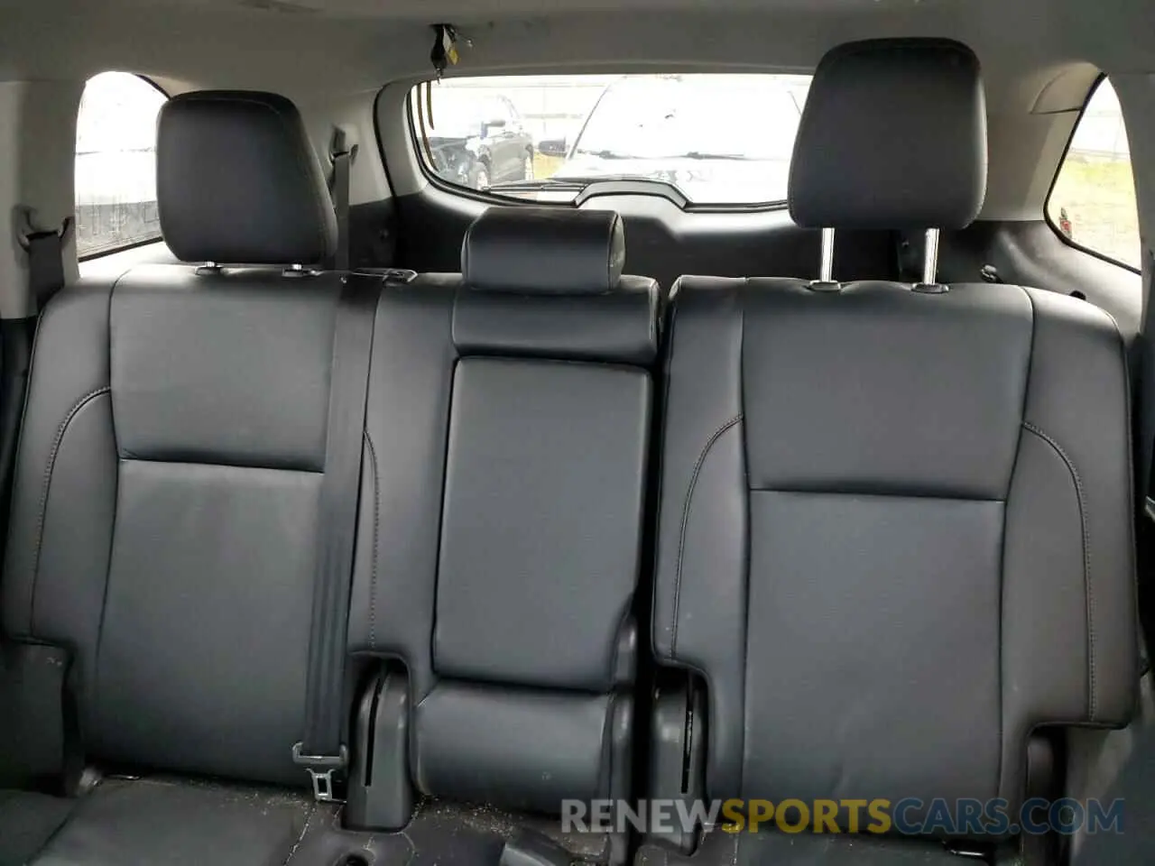 10 Photograph of a damaged car 5TDJZRFH7KS737529 TOYOTA HIGHLANDER 2019