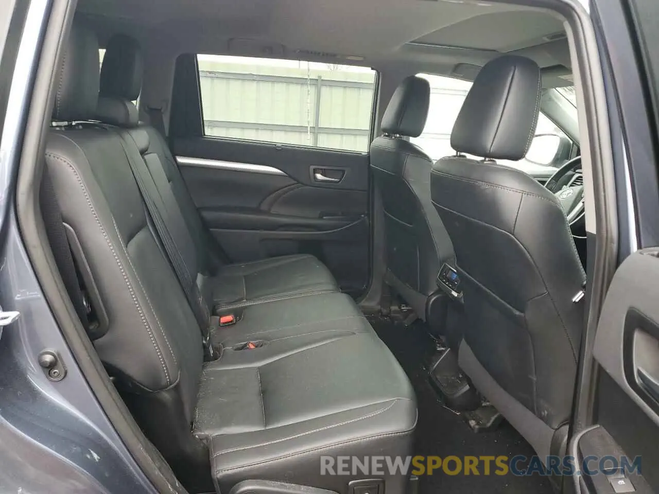 11 Photograph of a damaged car 5TDJZRFH7KS737529 TOYOTA HIGHLANDER 2019