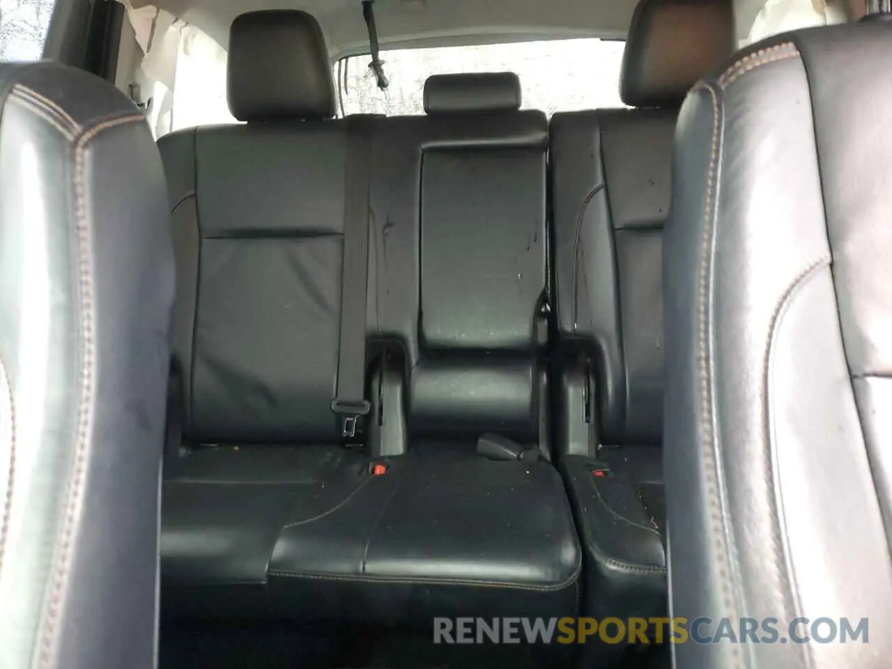 10 Photograph of a damaged car 5TDJZRFH7KS917626 TOYOTA HIGHLANDER 2019