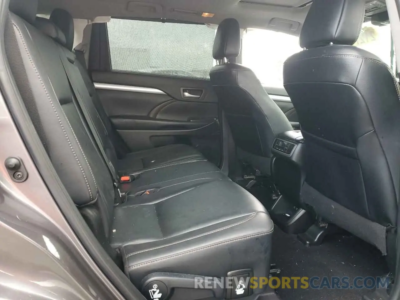 11 Photograph of a damaged car 5TDJZRFH7KS917626 TOYOTA HIGHLANDER 2019