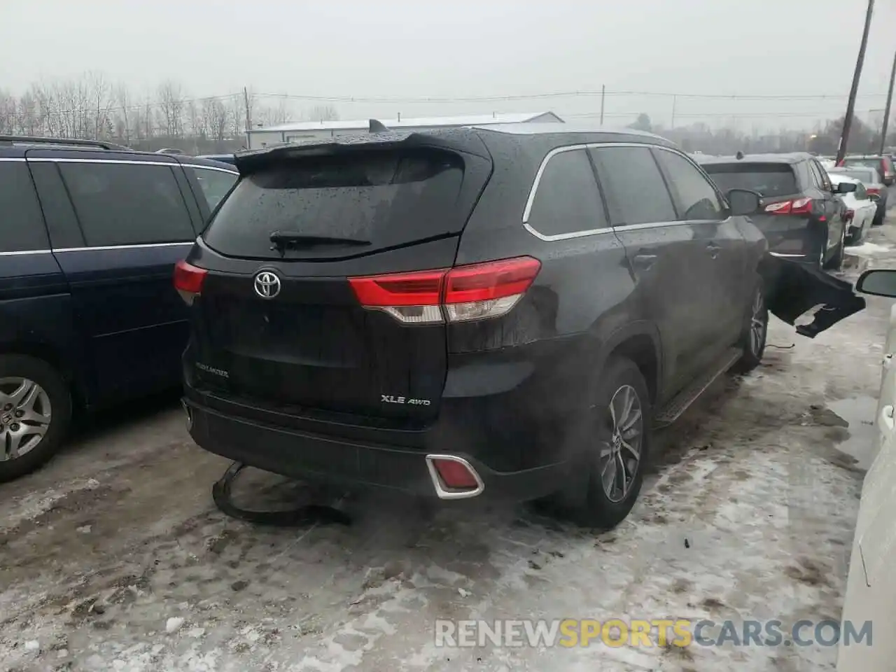 4 Photograph of a damaged car 5TDJZRFH7KS925340 TOYOTA HIGHLANDER 2019