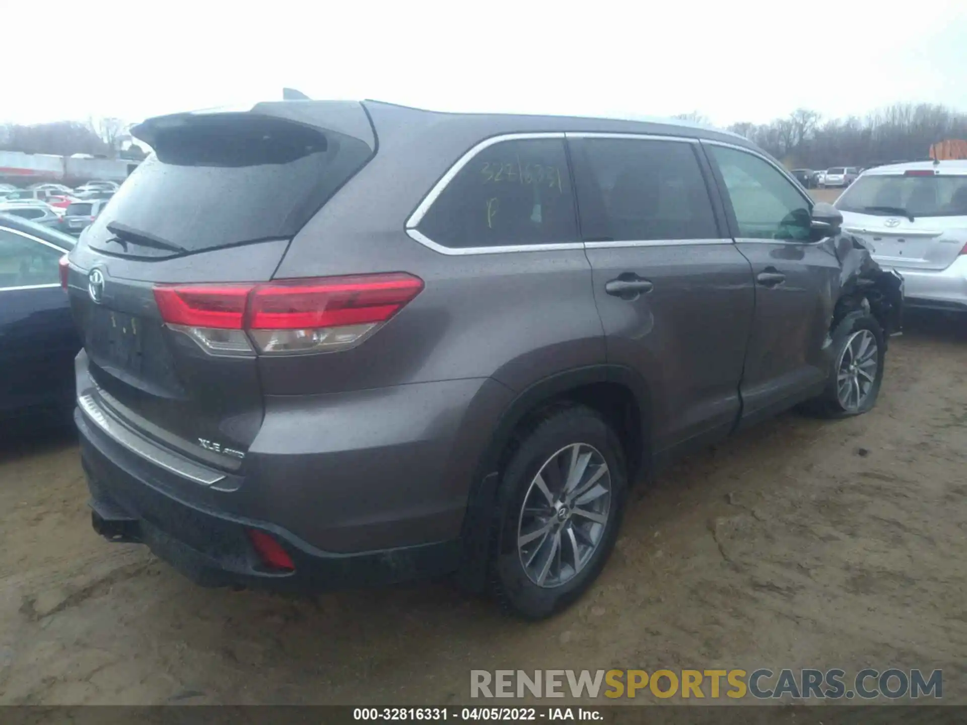 4 Photograph of a damaged car 5TDJZRFH7KS950755 TOYOTA HIGHLANDER 2019