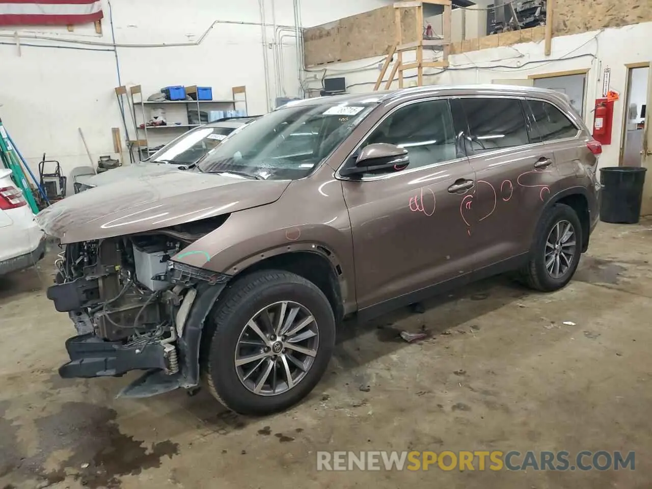 1 Photograph of a damaged car 5TDJZRFH7KS950982 TOYOTA HIGHLANDER 2019