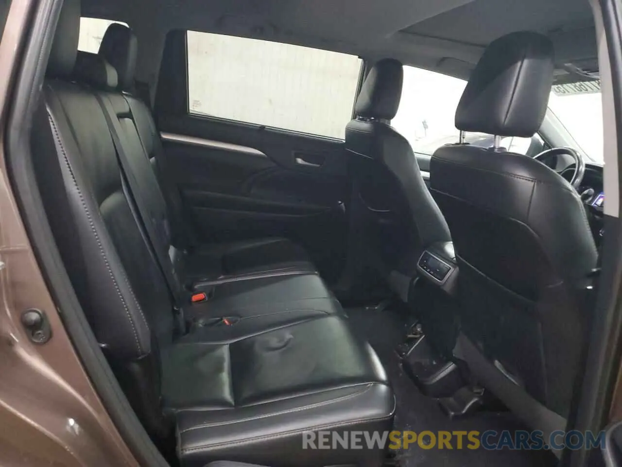 11 Photograph of a damaged car 5TDJZRFH7KS950982 TOYOTA HIGHLANDER 2019