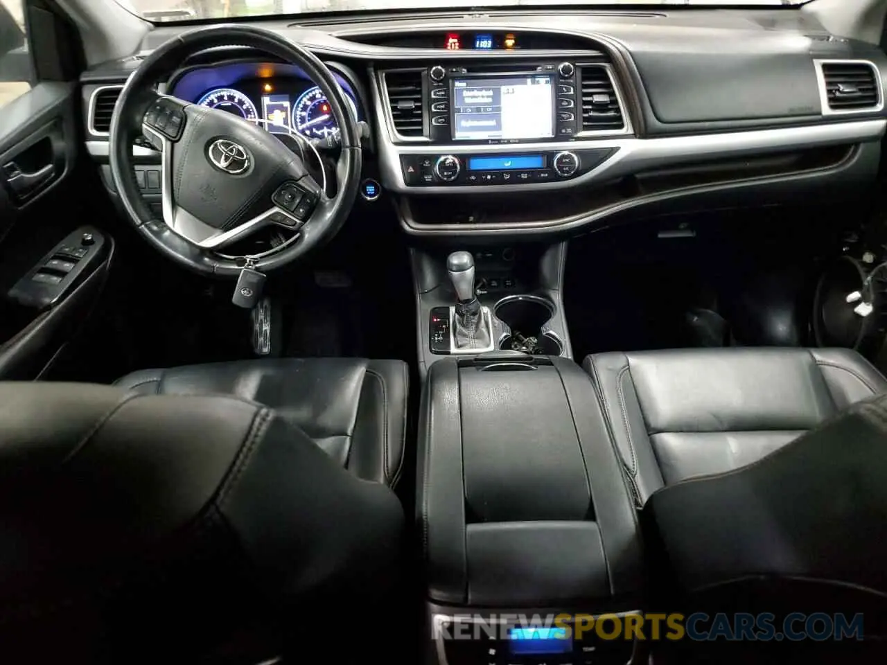 8 Photograph of a damaged car 5TDJZRFH7KS950982 TOYOTA HIGHLANDER 2019