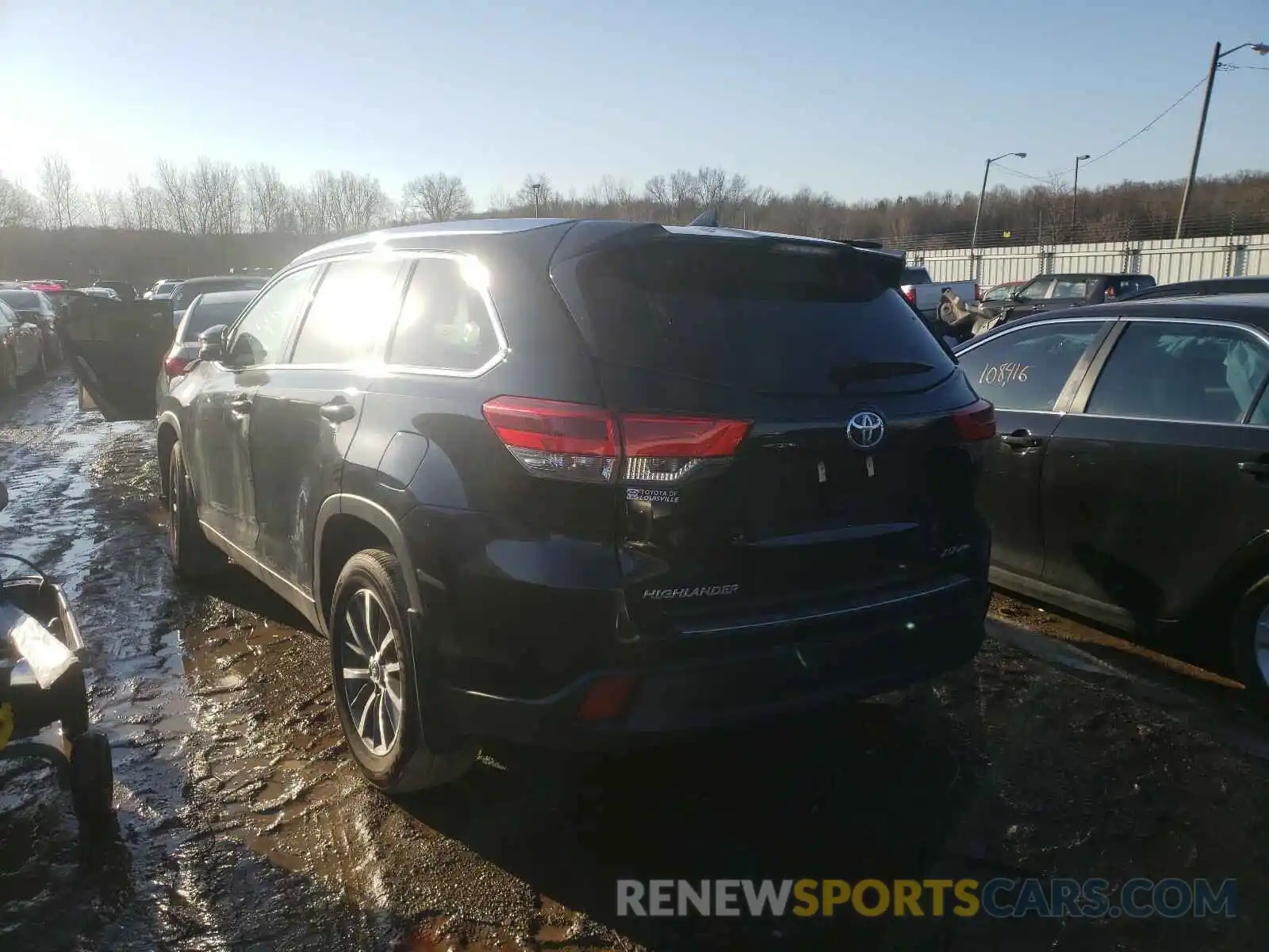 3 Photograph of a damaged car 5TDJZRFH7KS959553 TOYOTA HIGHLANDER 2019