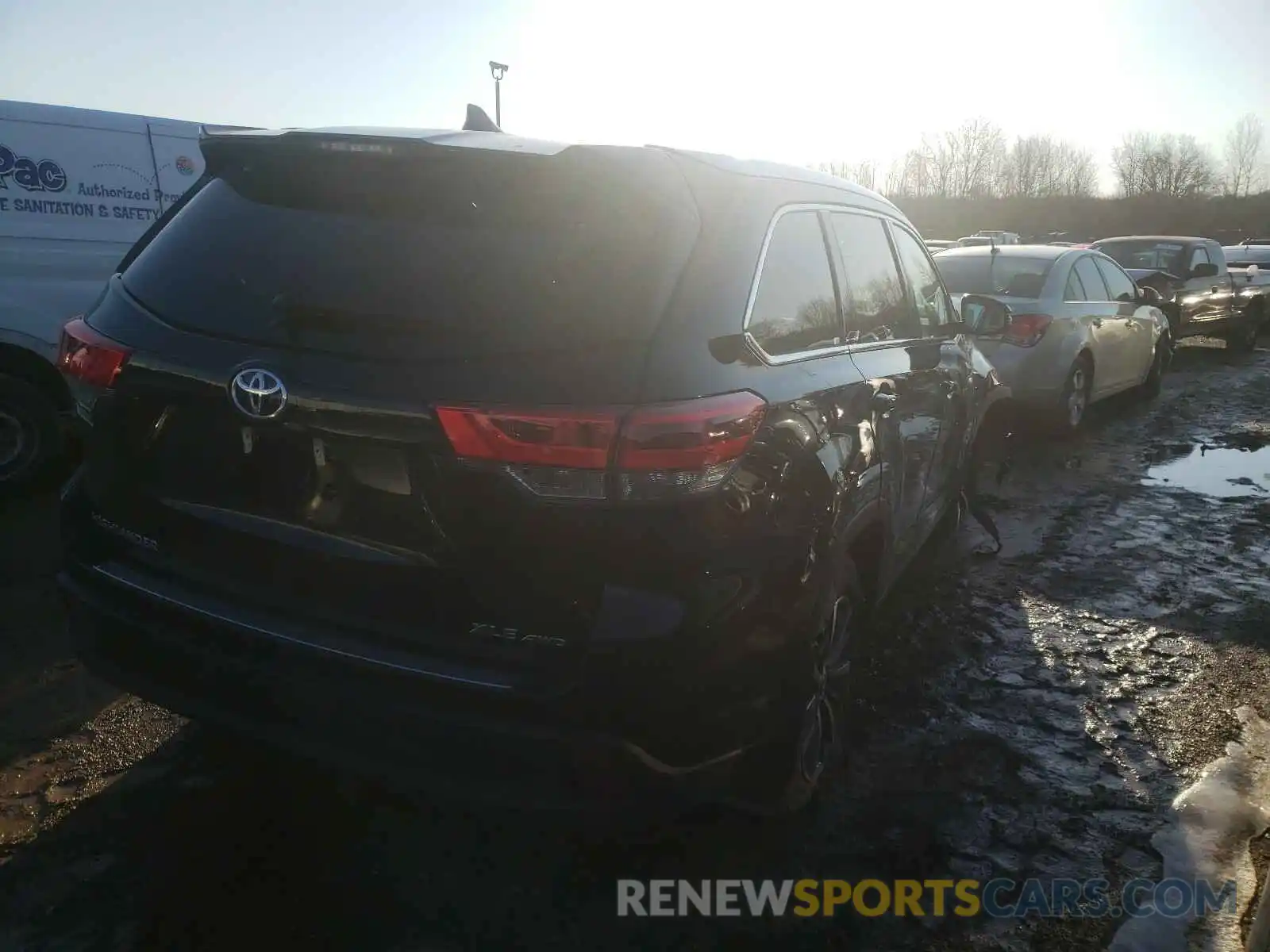 4 Photograph of a damaged car 5TDJZRFH7KS959553 TOYOTA HIGHLANDER 2019