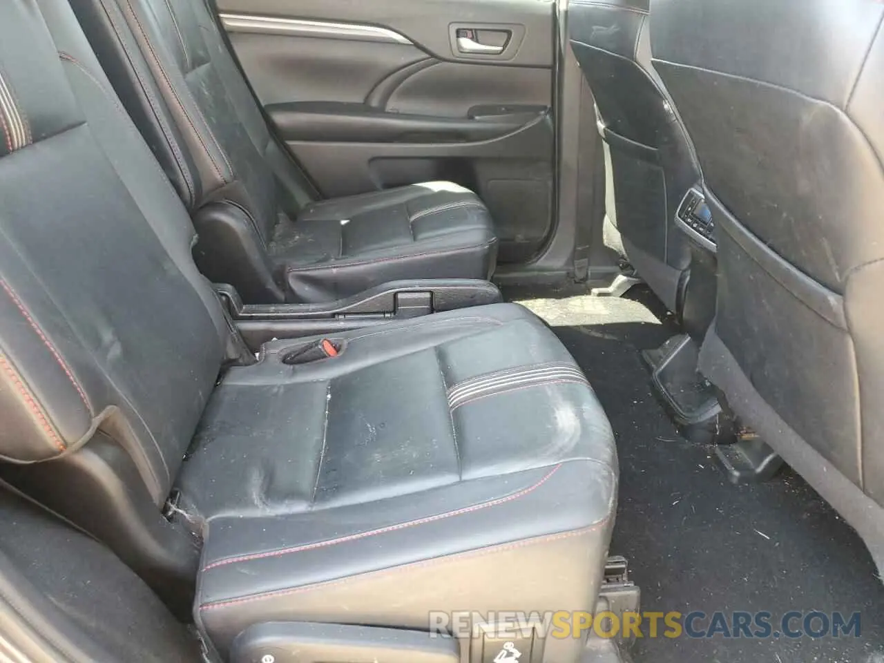 10 Photograph of a damaged car 5TDJZRFH7KS975428 TOYOTA HIGHLANDER 2019