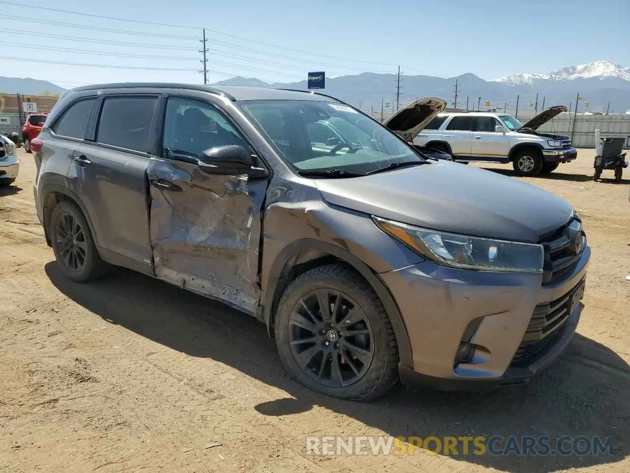 4 Photograph of a damaged car 5TDJZRFH7KS975428 TOYOTA HIGHLANDER 2019