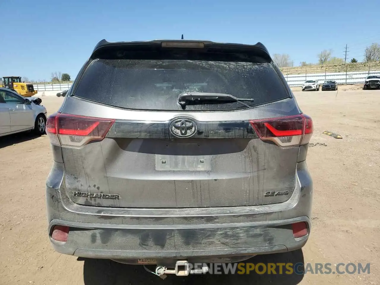 6 Photograph of a damaged car 5TDJZRFH7KS975428 TOYOTA HIGHLANDER 2019