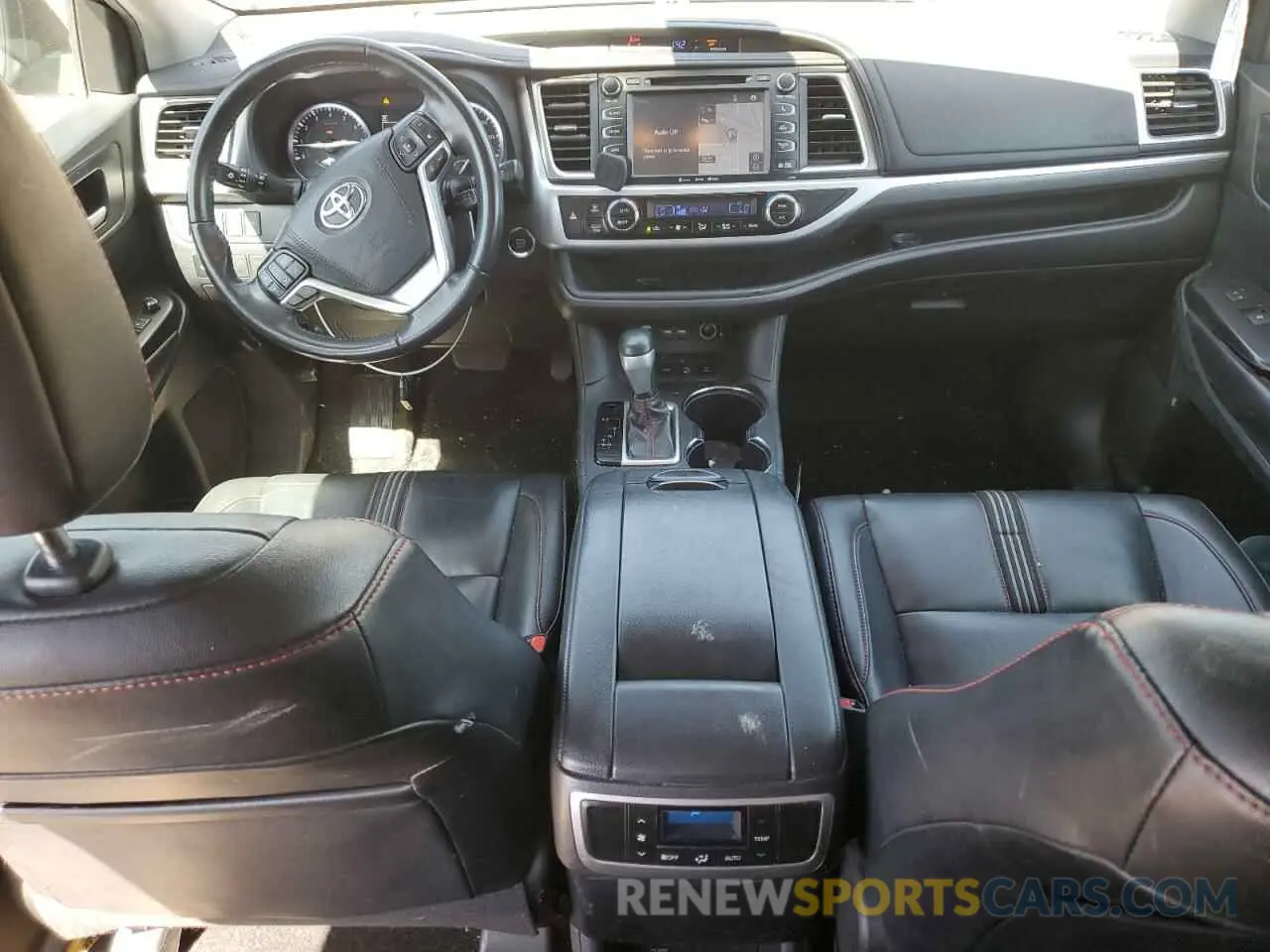 8 Photograph of a damaged car 5TDJZRFH7KS975428 TOYOTA HIGHLANDER 2019