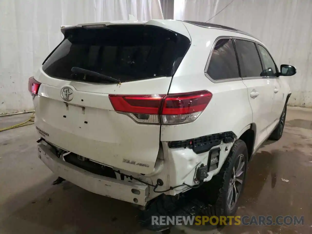 4 Photograph of a damaged car 5TDJZRFH8KS565754 TOYOTA HIGHLANDER 2019