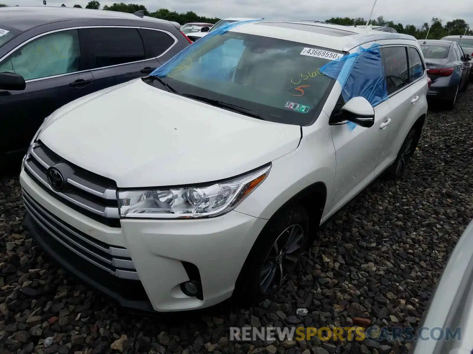 2 Photograph of a damaged car 5TDJZRFH8KS566029 TOYOTA HIGHLANDER 2019