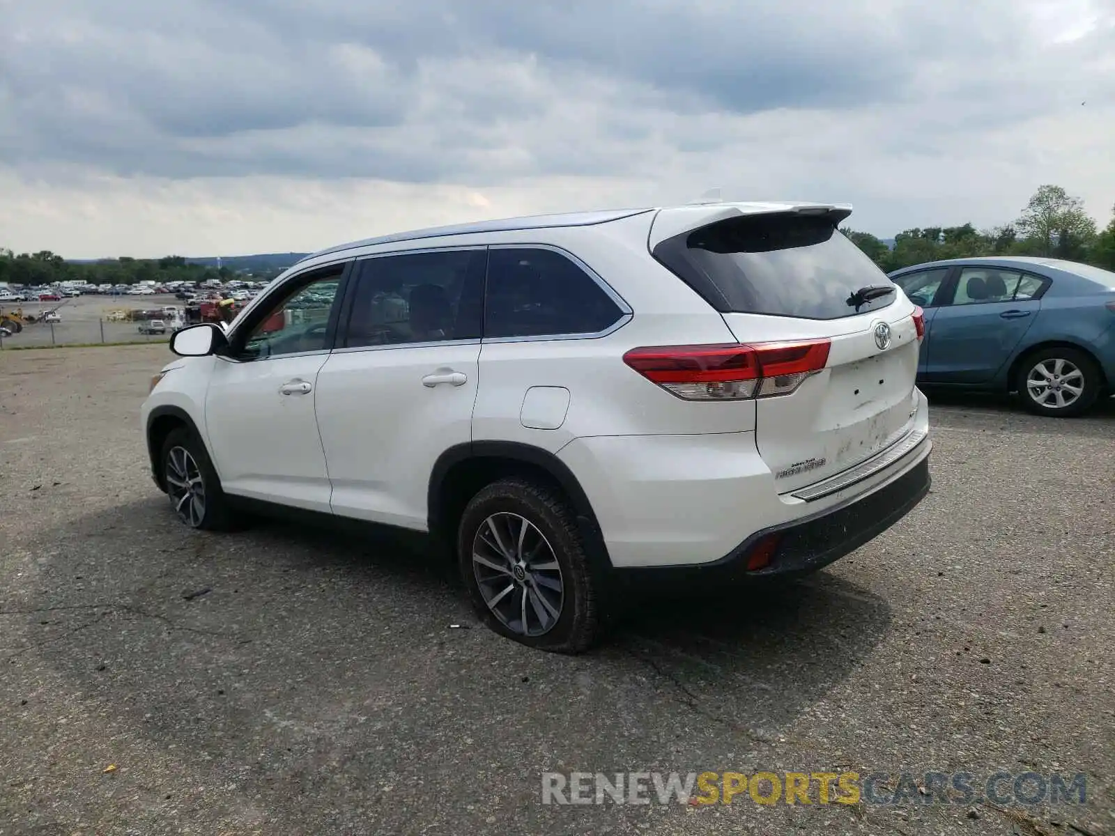 3 Photograph of a damaged car 5TDJZRFH8KS566029 TOYOTA HIGHLANDER 2019