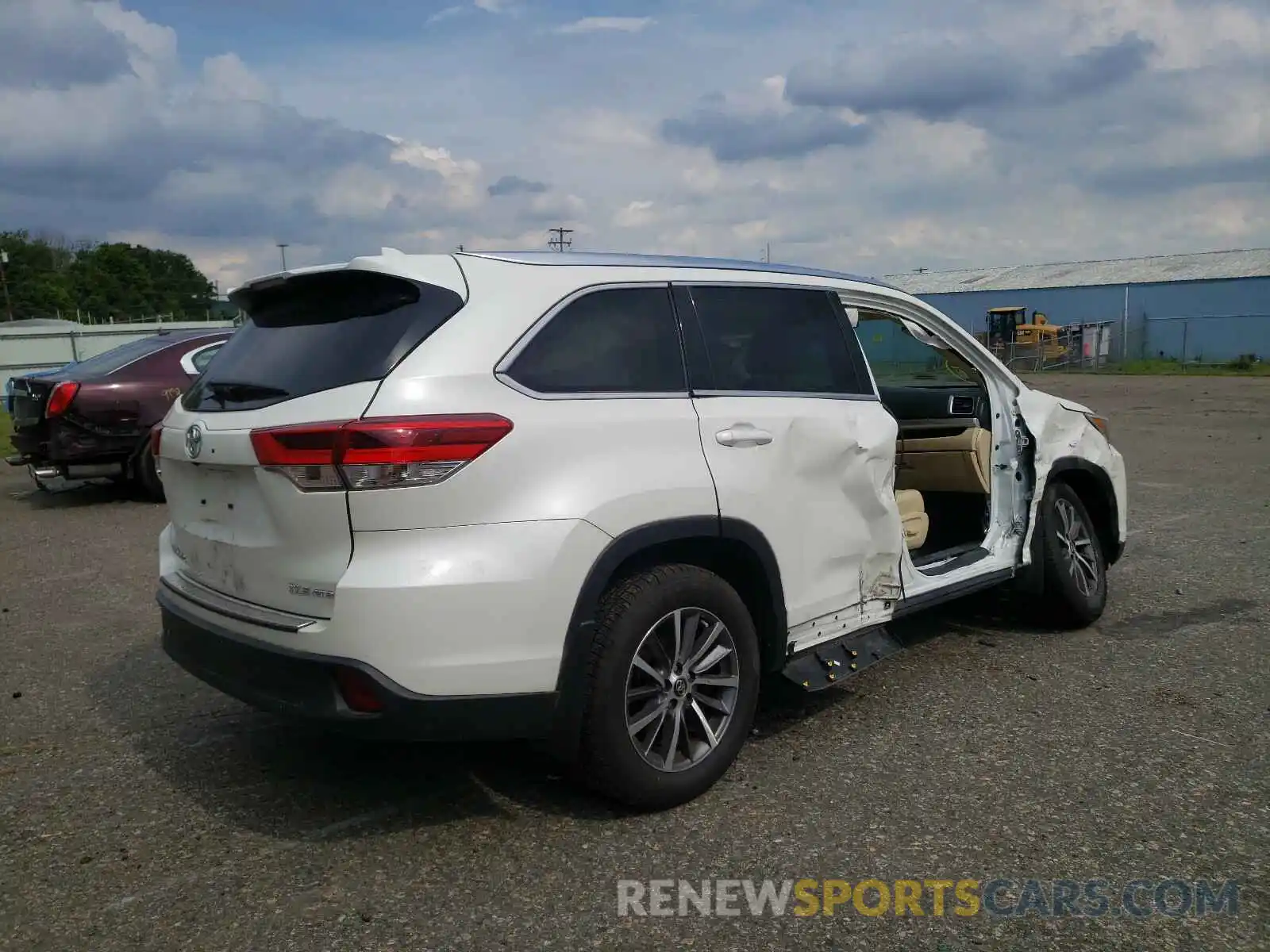 4 Photograph of a damaged car 5TDJZRFH8KS566029 TOYOTA HIGHLANDER 2019