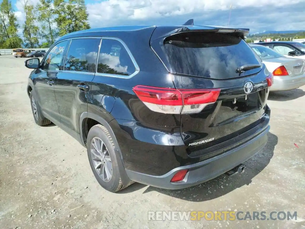 3 Photograph of a damaged car 5TDJZRFH8KS576639 TOYOTA HIGHLANDER 2019