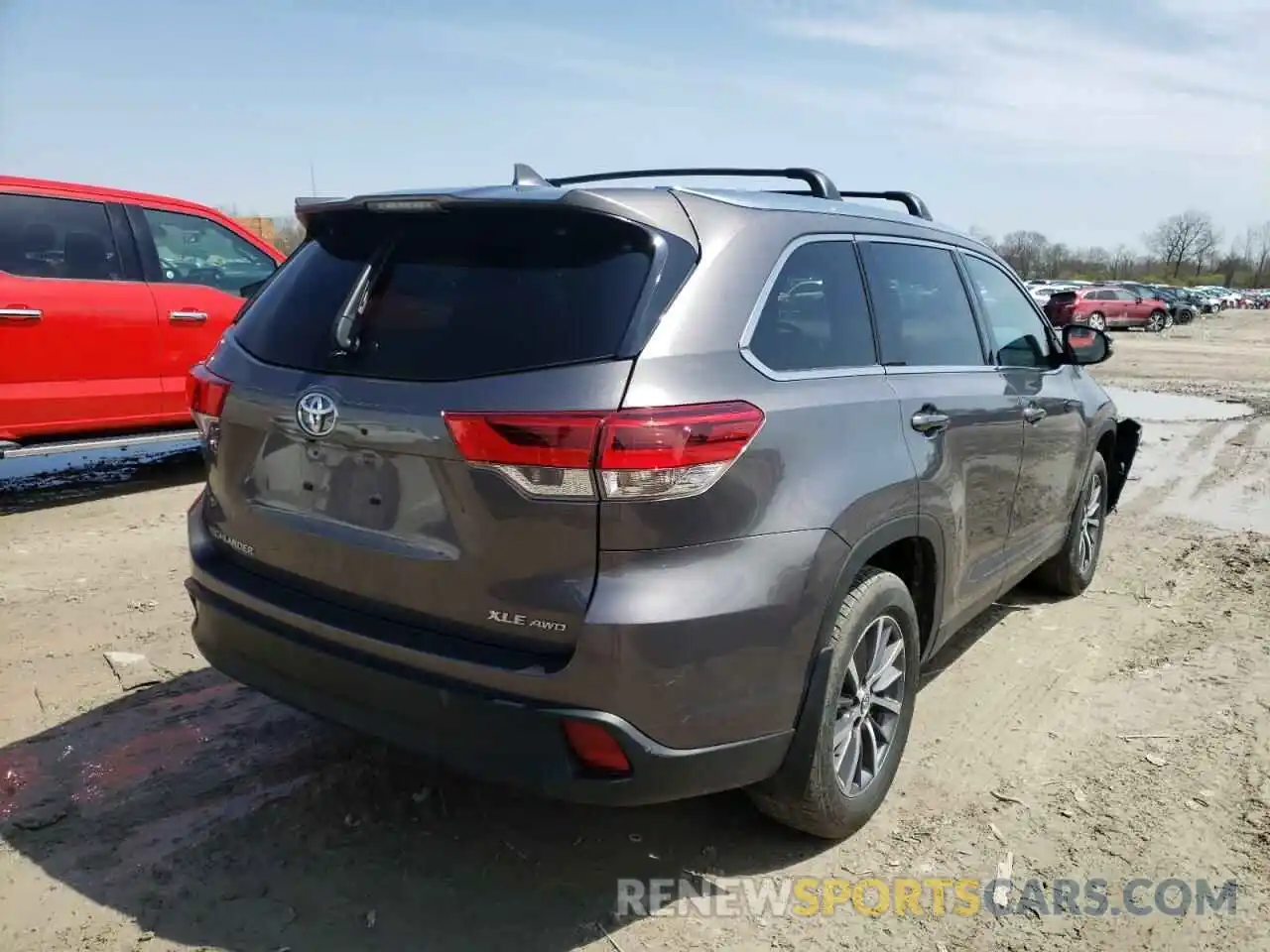 4 Photograph of a damaged car 5TDJZRFH8KS583607 TOYOTA HIGHLANDER 2019