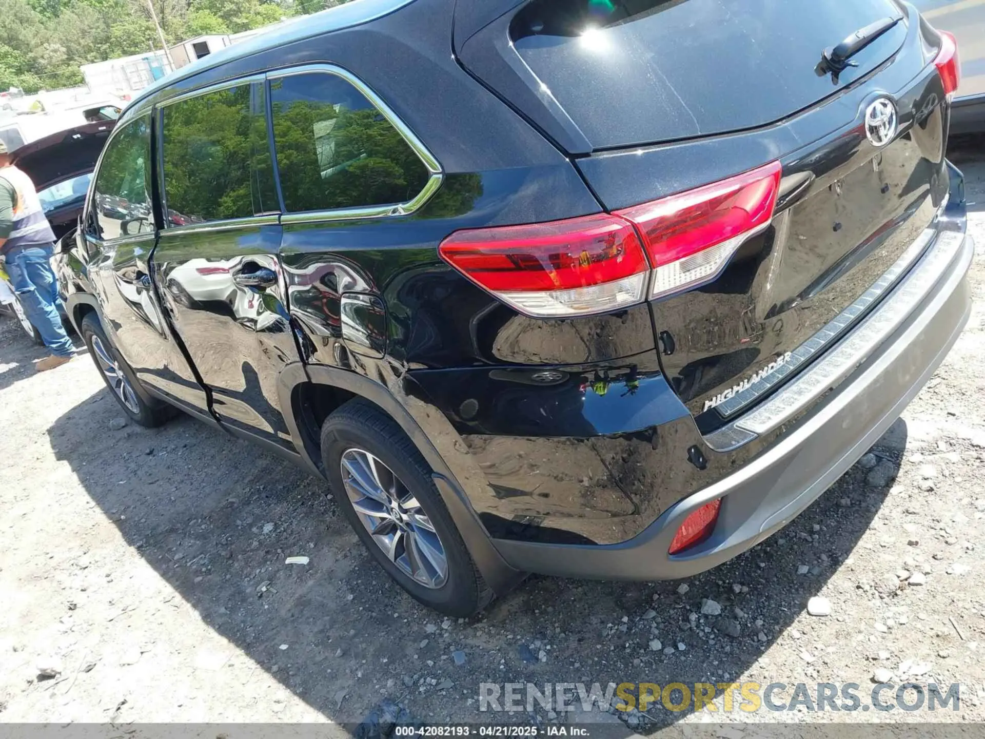 3 Photograph of a damaged car 5TDJZRFH8KS585552 TOYOTA HIGHLANDER 2019