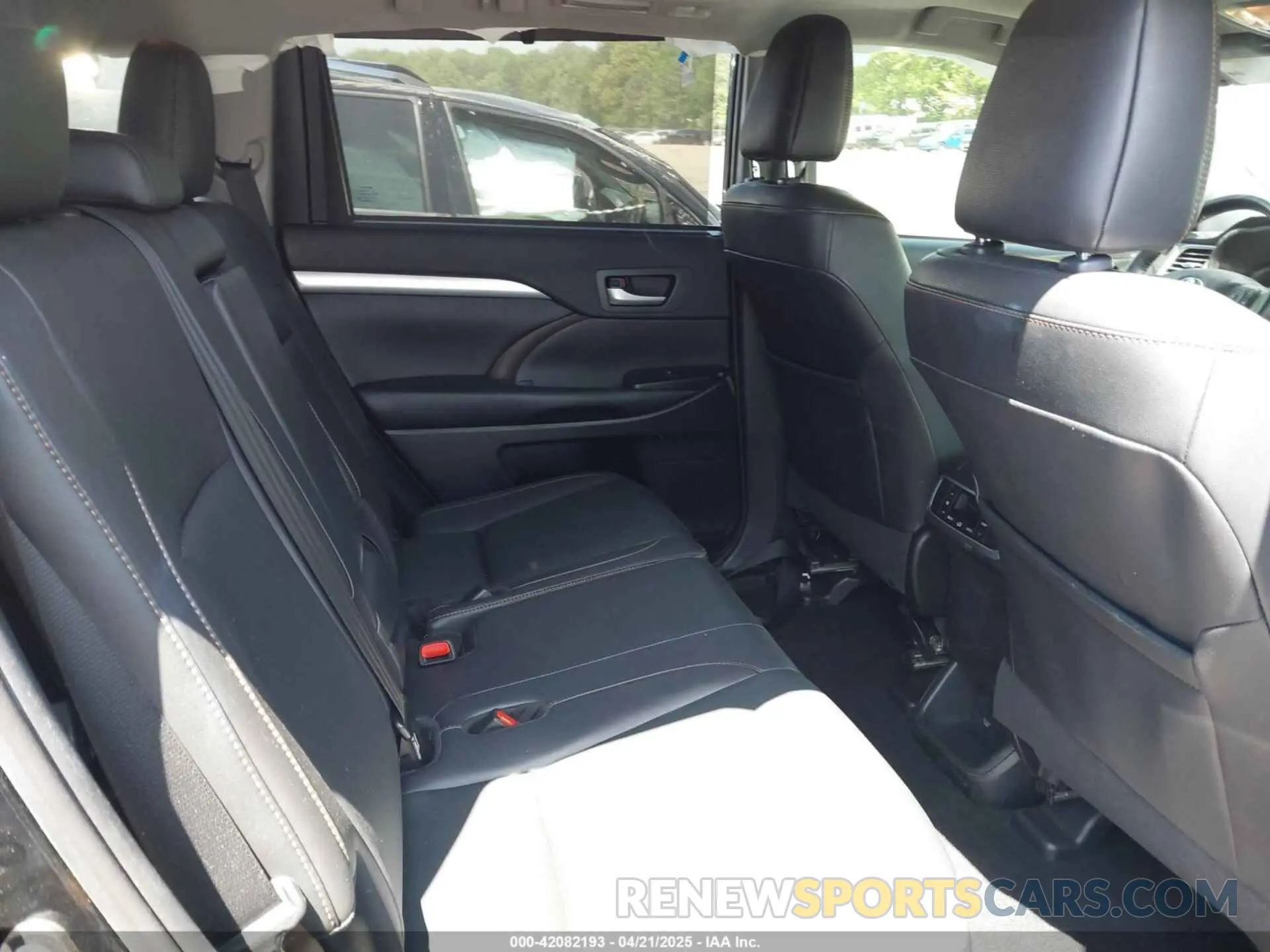 8 Photograph of a damaged car 5TDJZRFH8KS585552 TOYOTA HIGHLANDER 2019