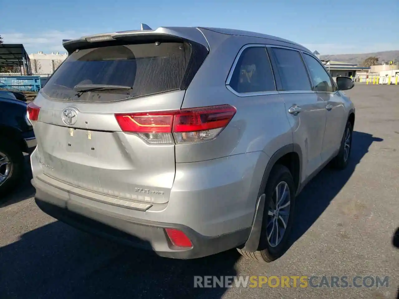 4 Photograph of a damaged car 5TDJZRFH8KS592842 TOYOTA HIGHLANDER 2019