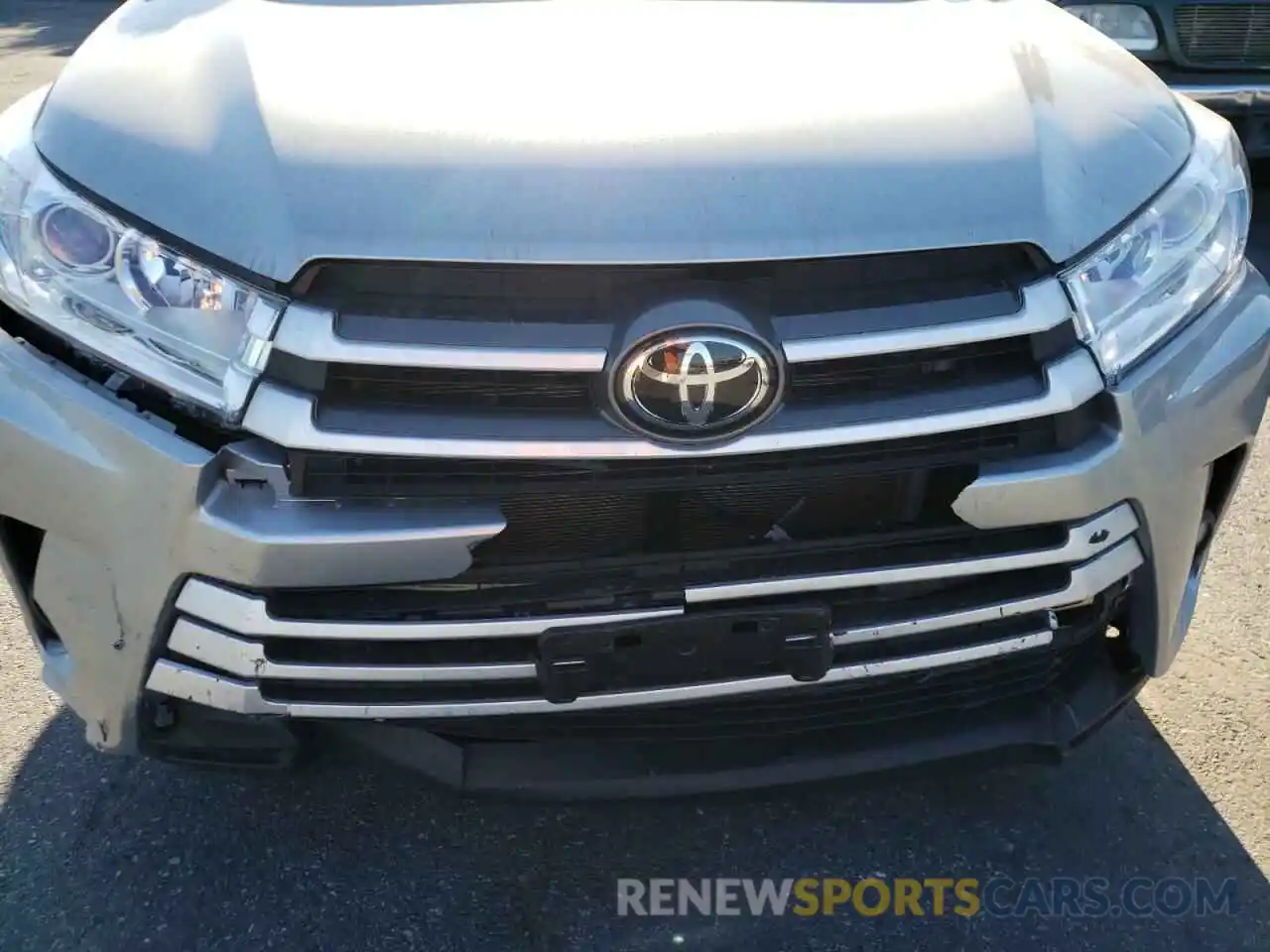 9 Photograph of a damaged car 5TDJZRFH8KS592842 TOYOTA HIGHLANDER 2019