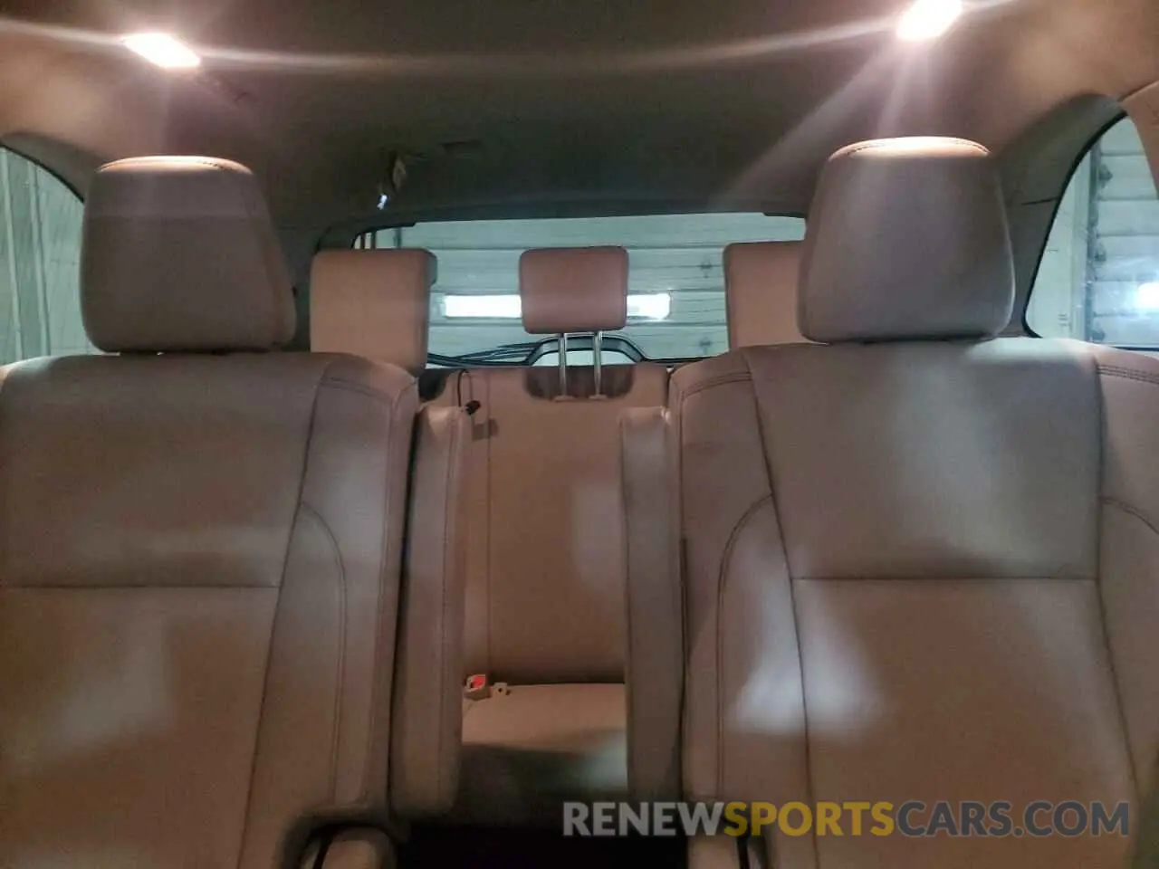 10 Photograph of a damaged car 5TDJZRFH8KS612331 TOYOTA HIGHLANDER 2019
