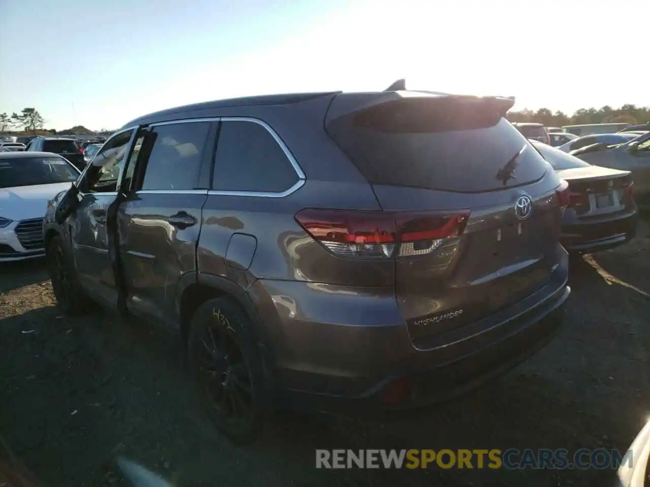 3 Photograph of a damaged car 5TDJZRFH8KS613706 TOYOTA HIGHLANDER 2019