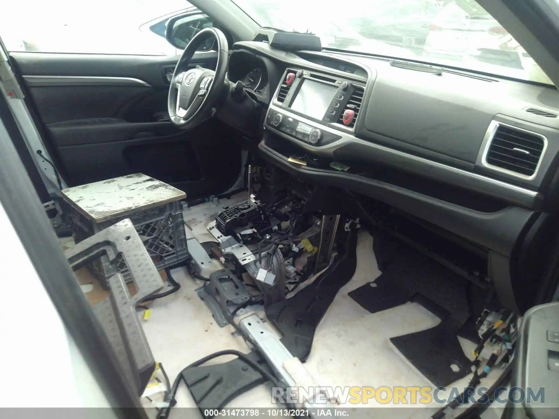 5 Photograph of a damaged car 5TDJZRFH8KS614323 TOYOTA HIGHLANDER 2019