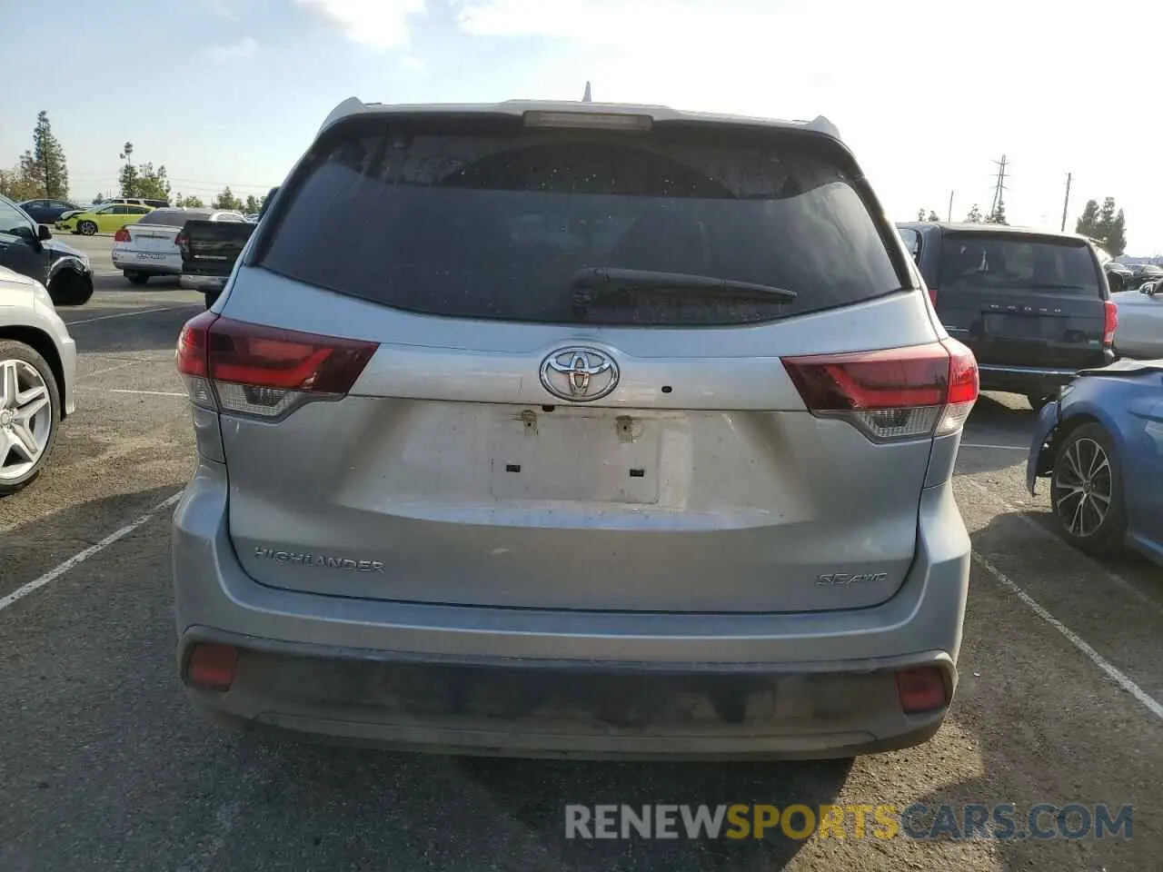 6 Photograph of a damaged car 5TDJZRFH8KS620266 TOYOTA HIGHLANDER 2019
