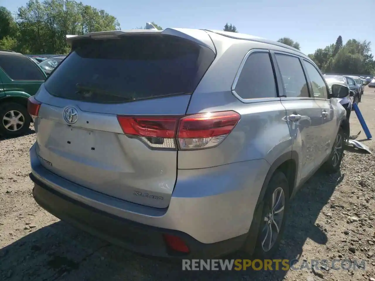 4 Photograph of a damaged car 5TDJZRFH8KS622390 TOYOTA HIGHLANDER 2019