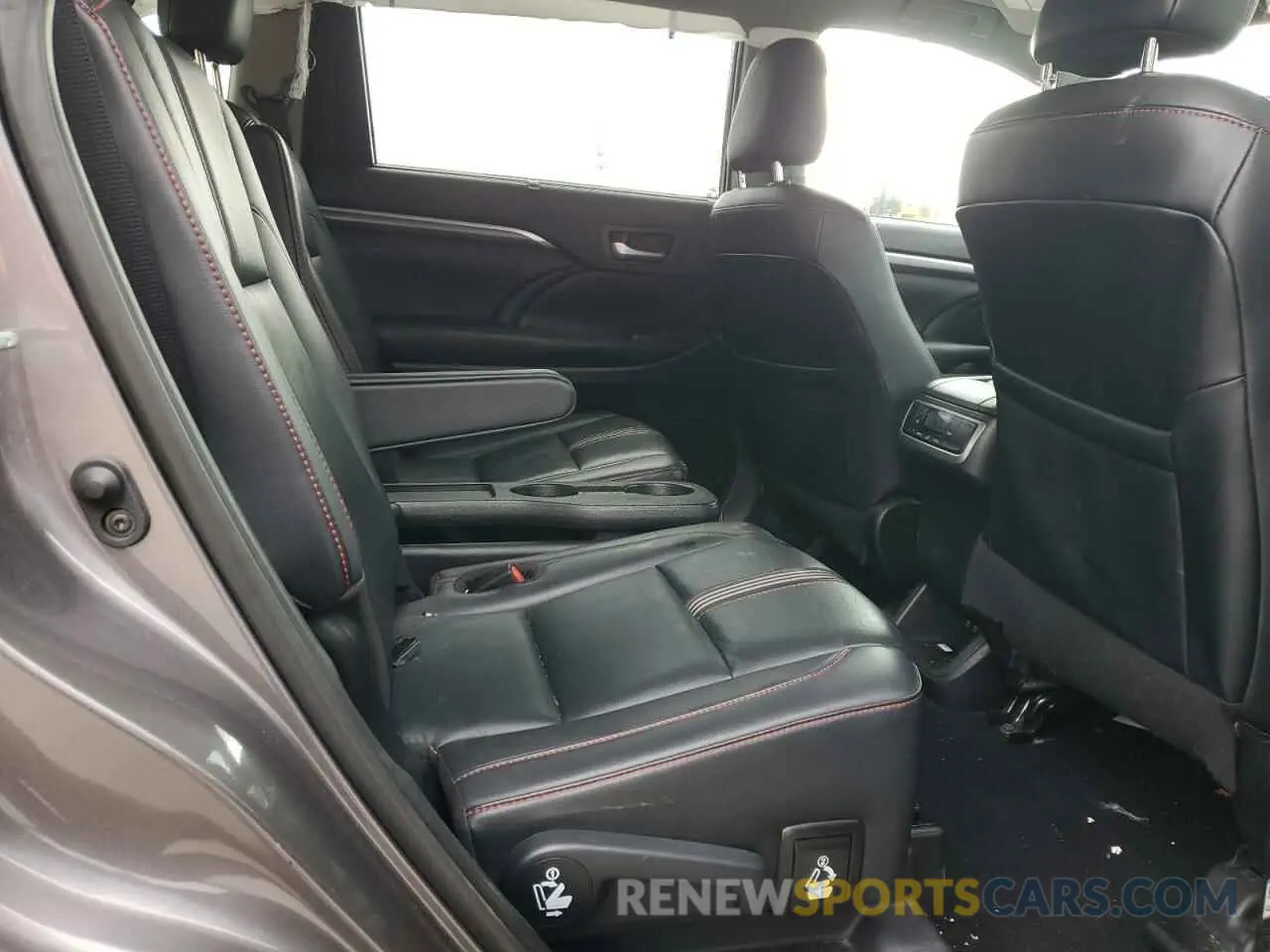 11 Photograph of a damaged car 5TDJZRFH8KS624673 TOYOTA HIGHLANDER 2019