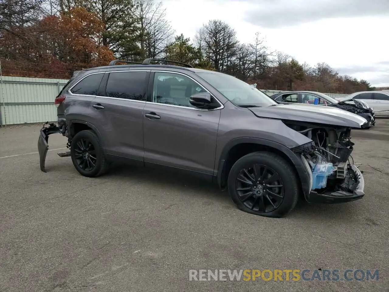 4 Photograph of a damaged car 5TDJZRFH8KS624673 TOYOTA HIGHLANDER 2019