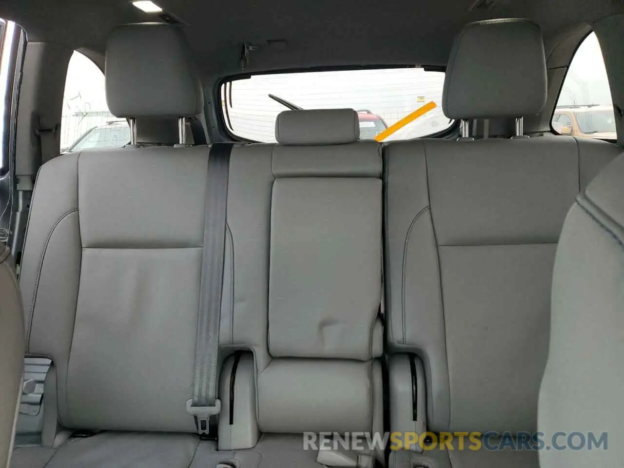 10 Photograph of a damaged car 5TDJZRFH8KS626200 TOYOTA HIGHLANDER 2019