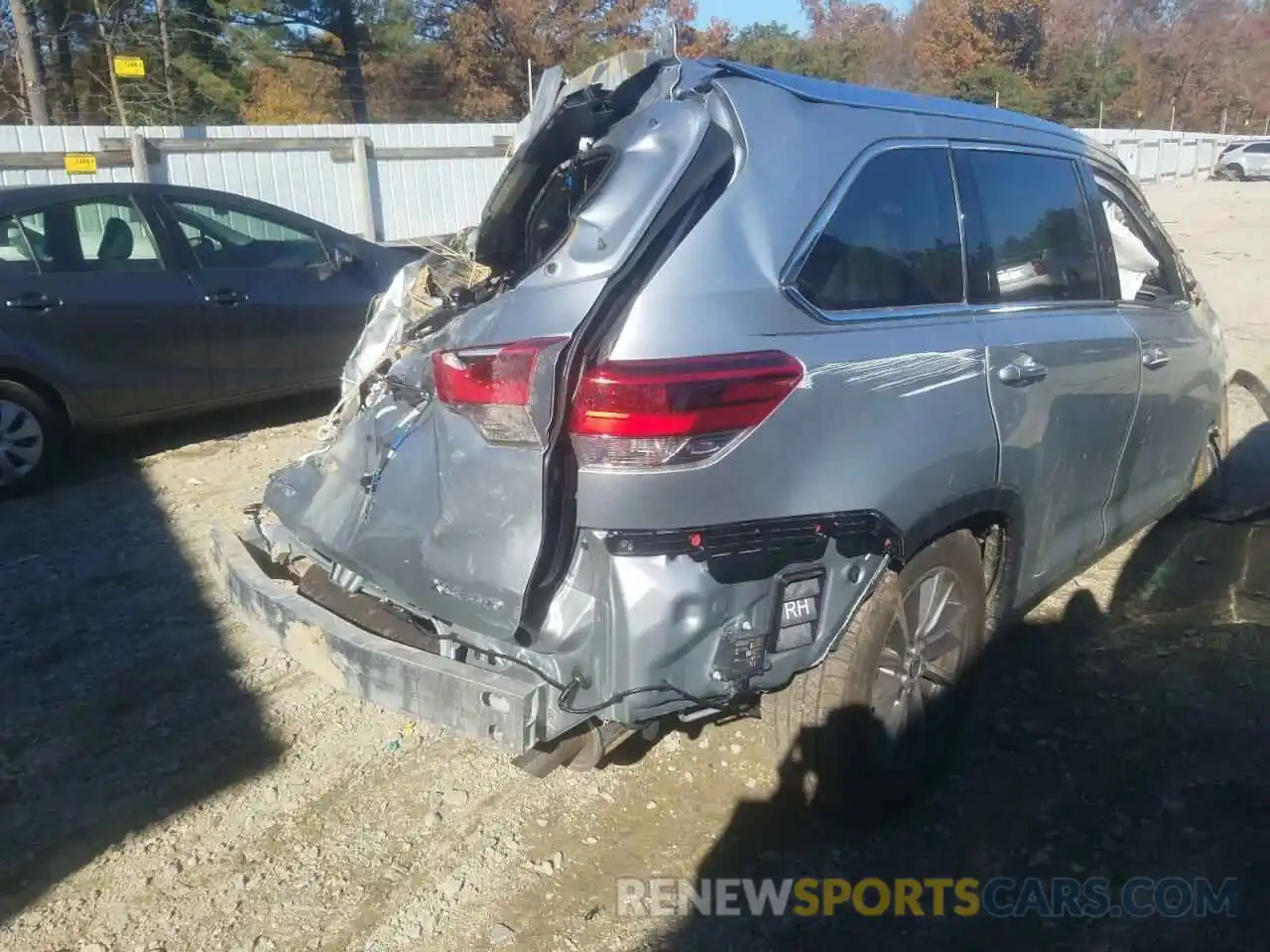 4 Photograph of a damaged car 5TDJZRFH8KS628898 TOYOTA HIGHLANDER 2019