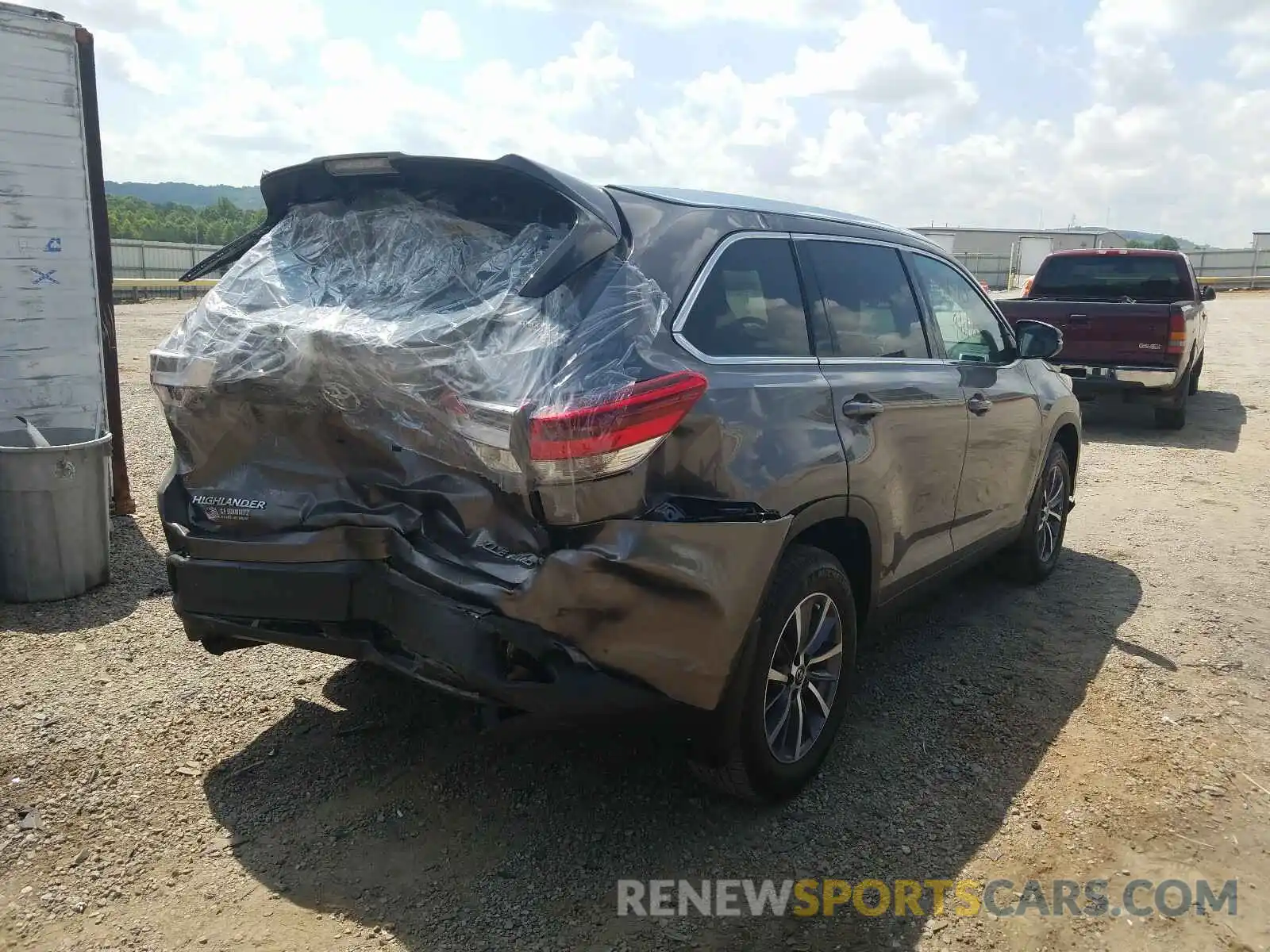 4 Photograph of a damaged car 5TDJZRFH8KS705673 TOYOTA HIGHLANDER 2019