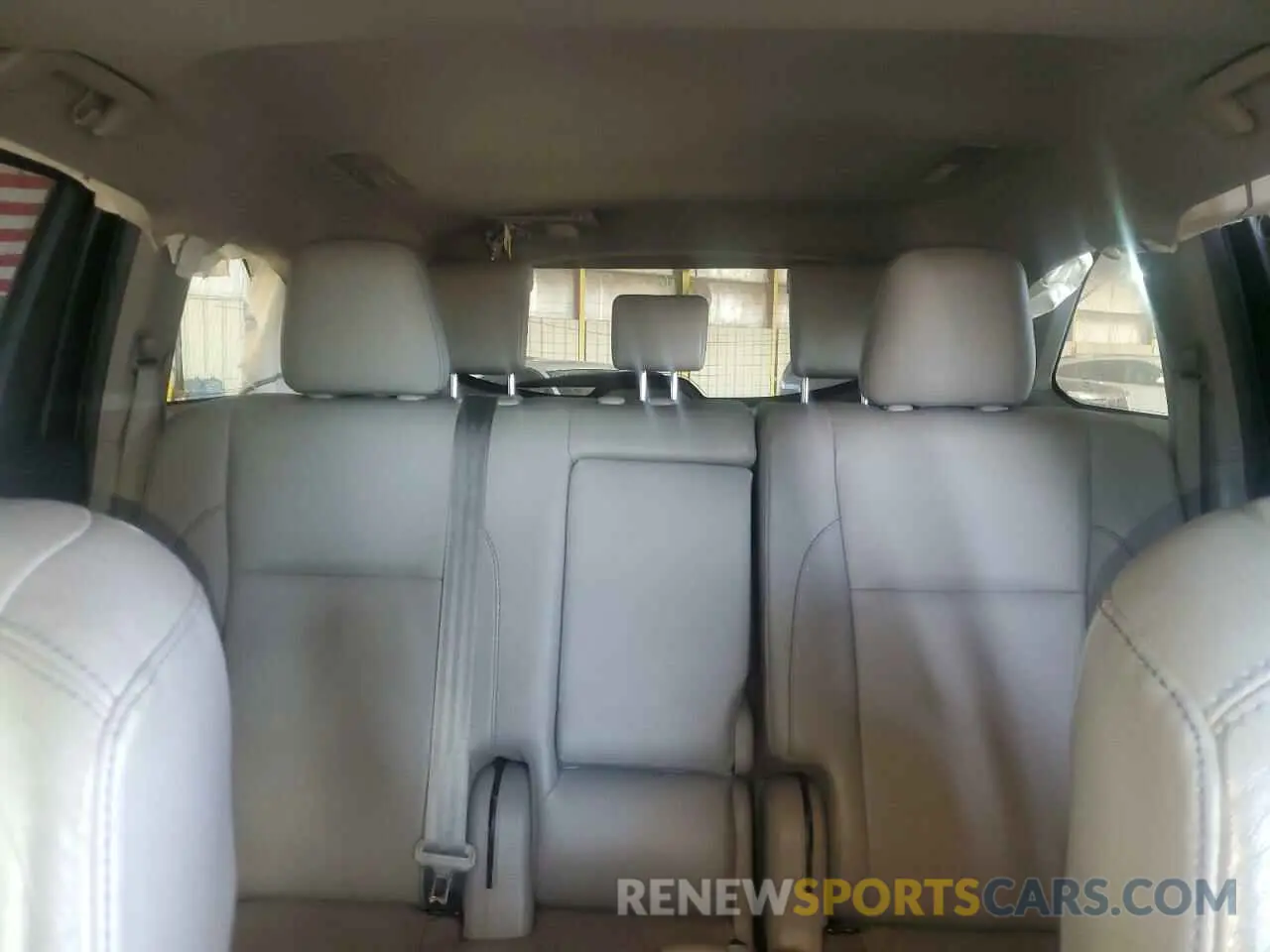10 Photograph of a damaged car 5TDJZRFH8KS723817 TOYOTA HIGHLANDER 2019