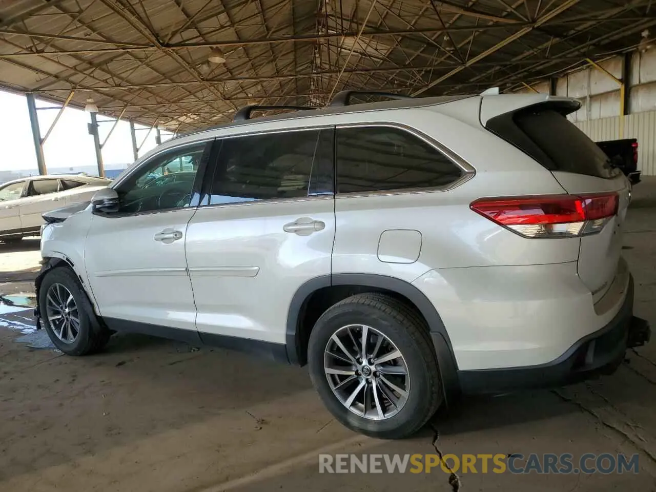 2 Photograph of a damaged car 5TDJZRFH8KS723817 TOYOTA HIGHLANDER 2019