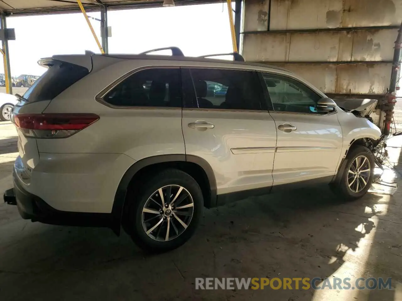 3 Photograph of a damaged car 5TDJZRFH8KS723817 TOYOTA HIGHLANDER 2019