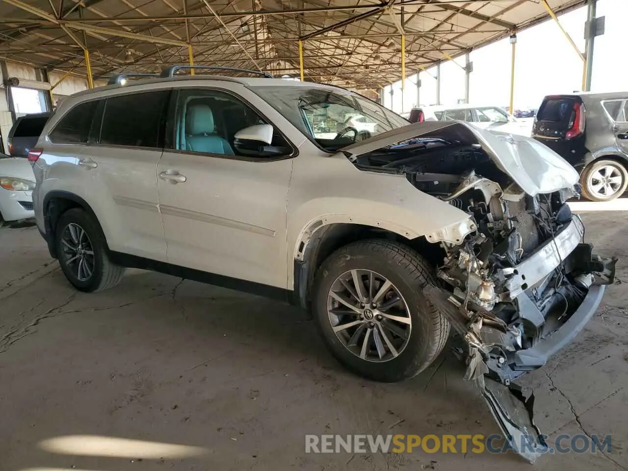 4 Photograph of a damaged car 5TDJZRFH8KS723817 TOYOTA HIGHLANDER 2019