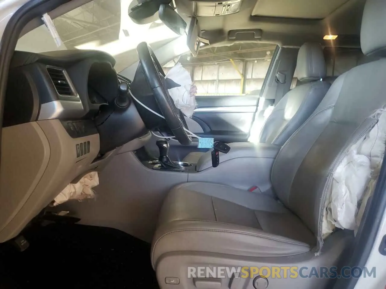7 Photograph of a damaged car 5TDJZRFH8KS723817 TOYOTA HIGHLANDER 2019