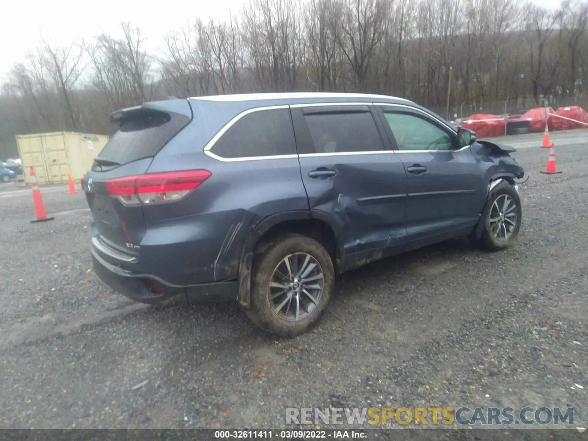 4 Photograph of a damaged car 5TDJZRFH8KS731772 TOYOTA HIGHLANDER 2019