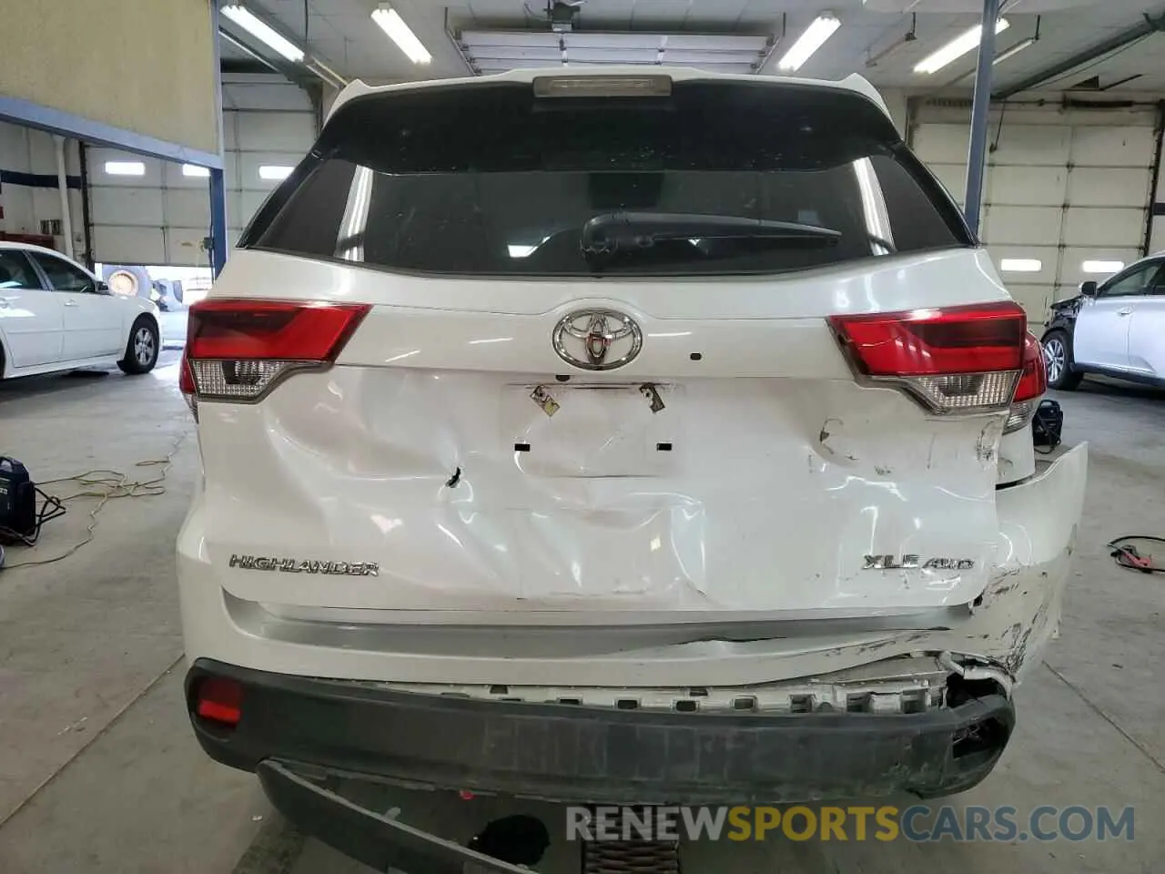 6 Photograph of a damaged car 5TDJZRFH8KS919840 TOYOTA HIGHLANDER 2019
