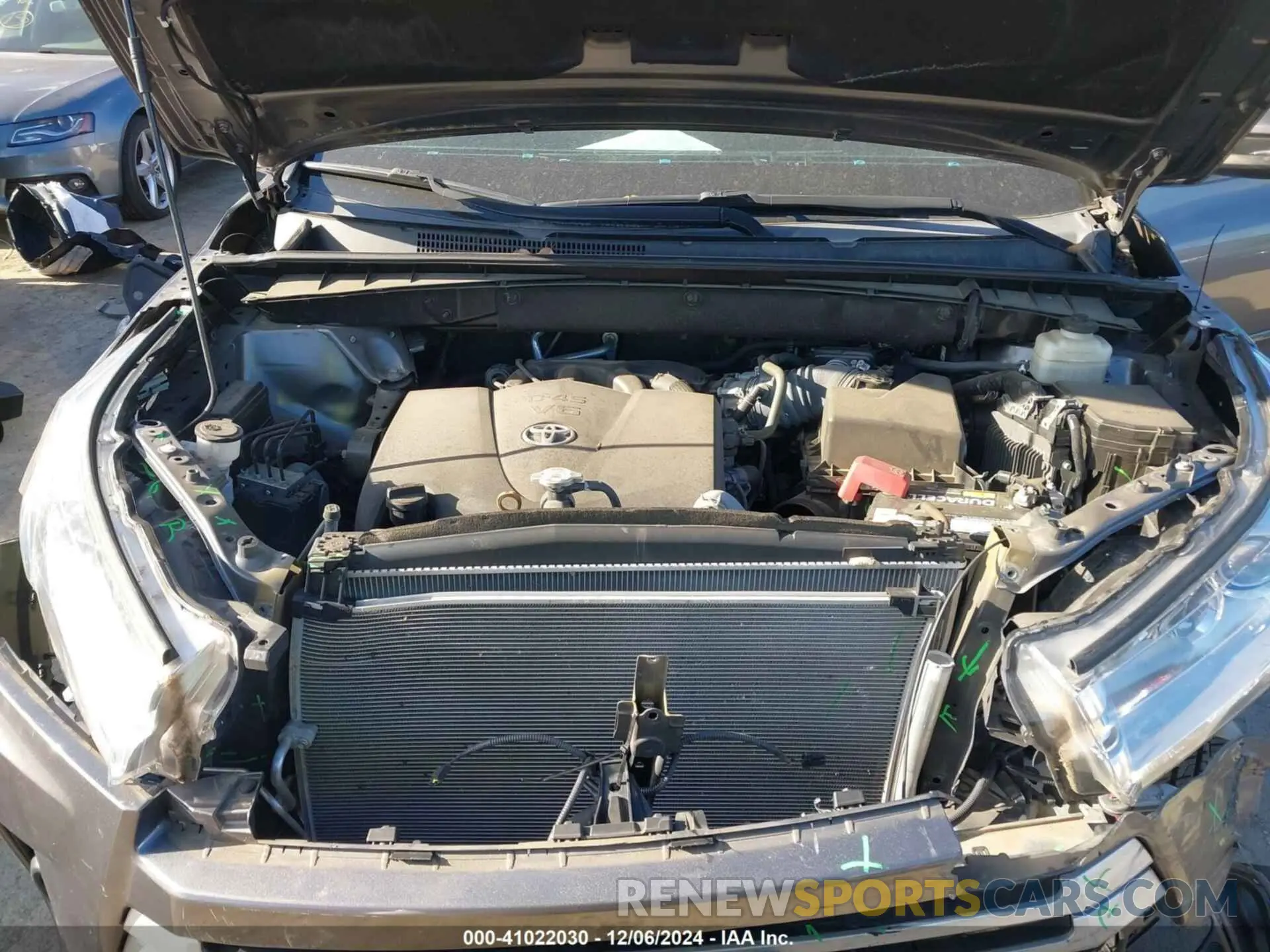 10 Photograph of a damaged car 5TDJZRFH8KS921815 TOYOTA HIGHLANDER 2019