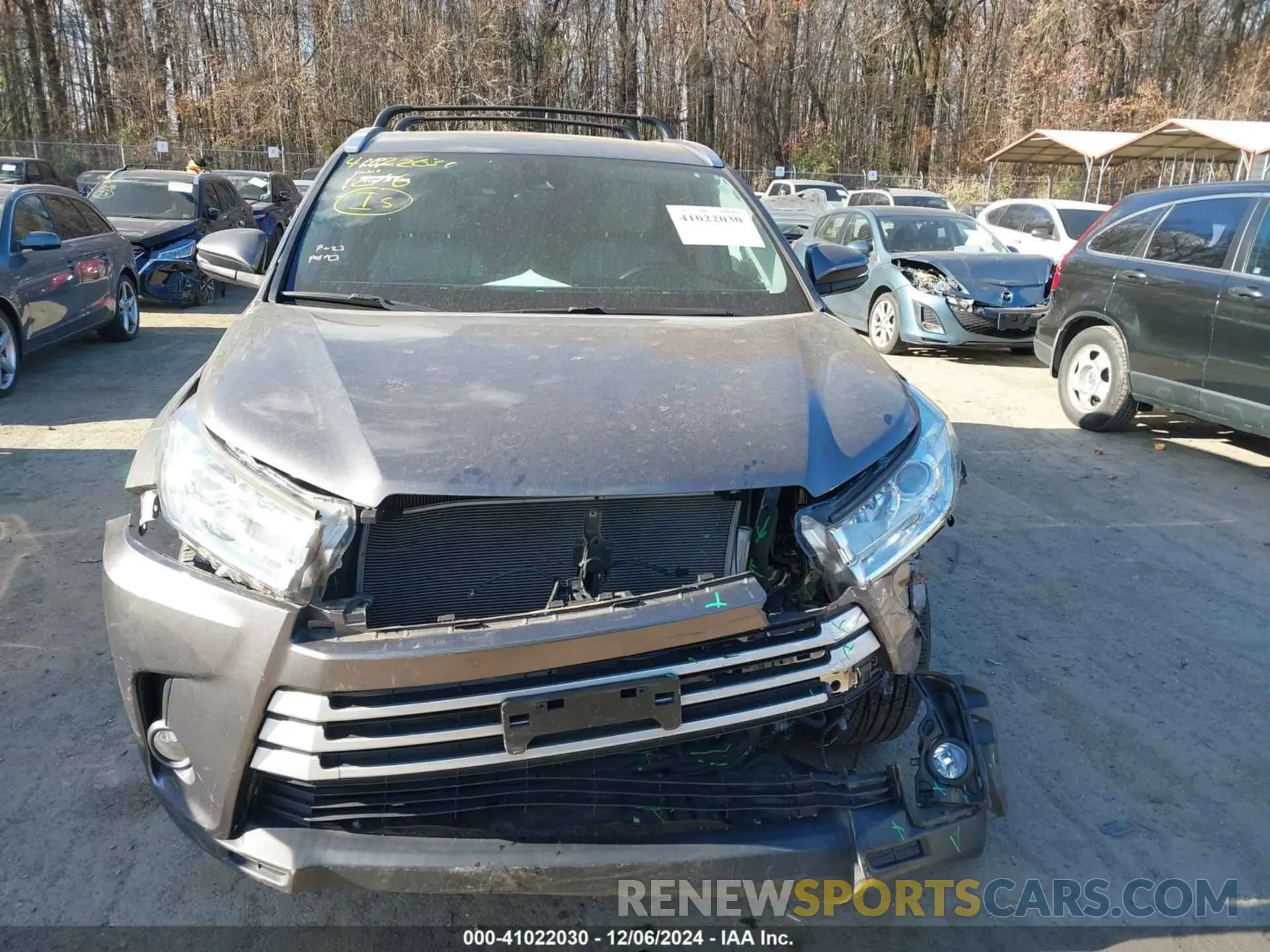 12 Photograph of a damaged car 5TDJZRFH8KS921815 TOYOTA HIGHLANDER 2019