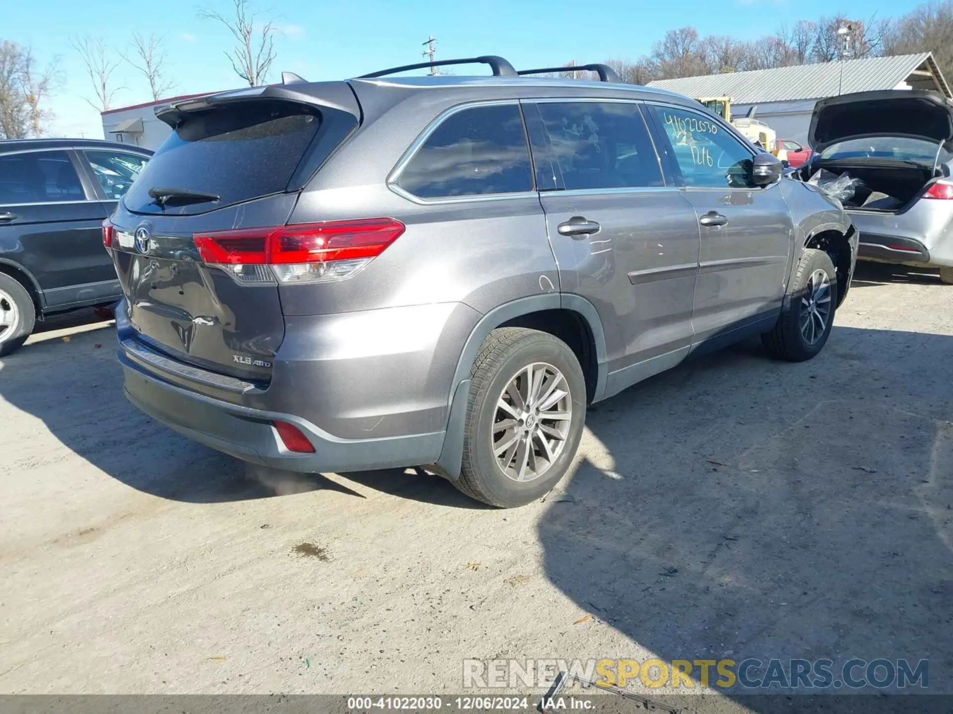 4 Photograph of a damaged car 5TDJZRFH8KS921815 TOYOTA HIGHLANDER 2019
