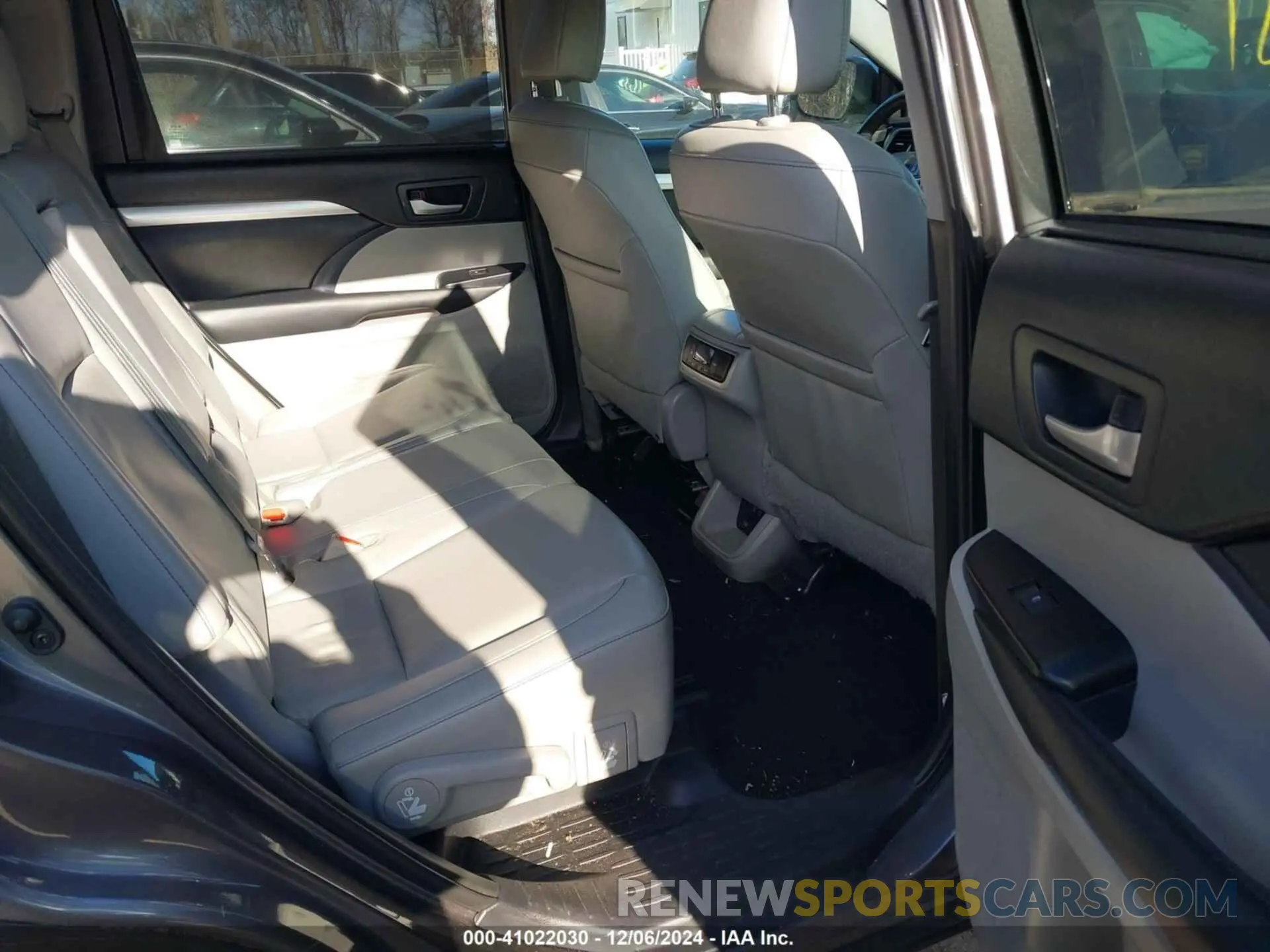 8 Photograph of a damaged car 5TDJZRFH8KS921815 TOYOTA HIGHLANDER 2019